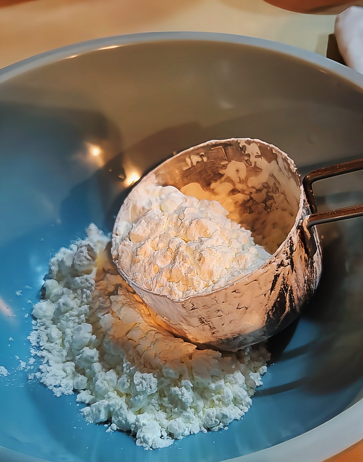 corn starch shown in measuring cup and bowl
