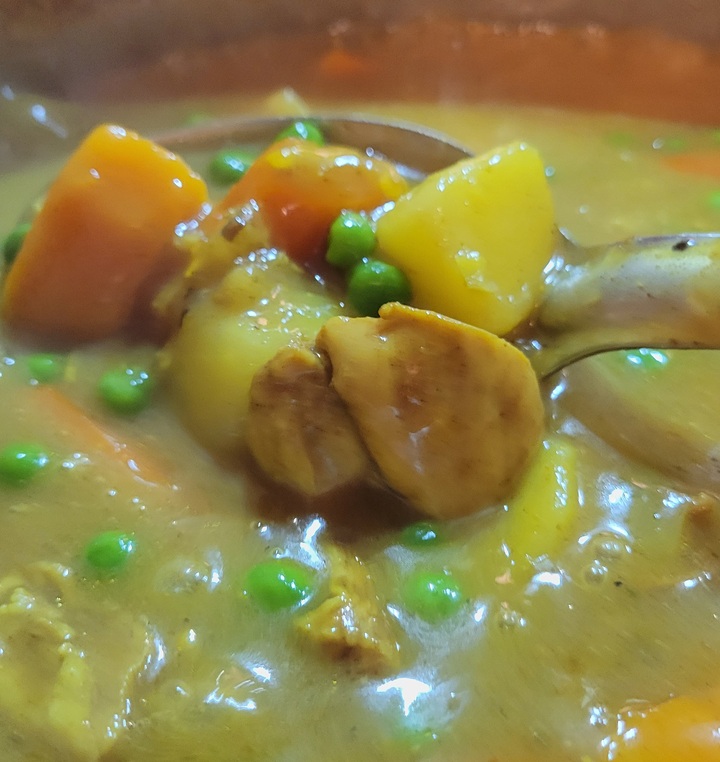 finished chicken curry close up in spoon