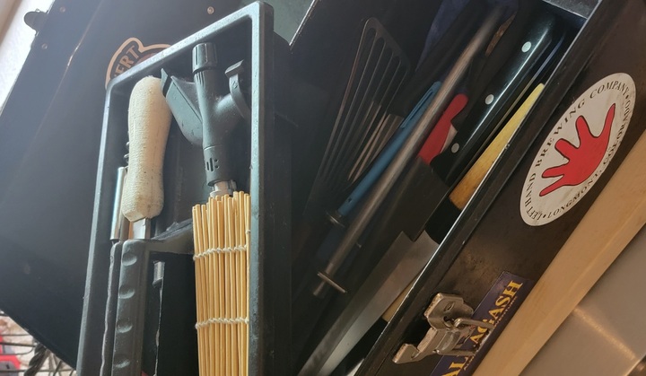 tool kit, showing contents; sushi mat, butane torch attachment, knives, thermometer, etc...
kitchen stories